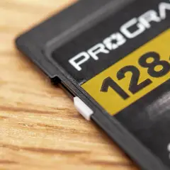 Karta pamięci 128GB, idealna do aparatu, z napisem "PROGRADE".