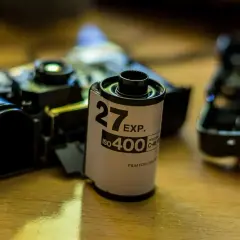 Szybka w lustrzance, rolka filmu ISO 400 czeka na uchwycenie wspomnień.