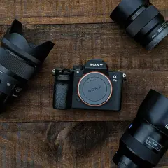 Aparat Sony Alpha 7 III z kilkoma obiektywami, w tym obiektyw do Sony.