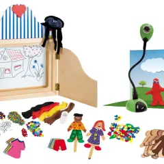 Zestaw do tworzenia animacji poklatkowej: teatrzyk, kamera, postacie z plasteliny, piórka i inne akcesoria.