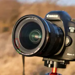Canon EOS 5D Mark III z obiektywem Canon EF Lens, na którym widać oznaczenie średnicy 77mm oraz filtr UV.