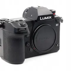 Czarny aparat Panasonic Lumix S1H z obiektywem na białym tle.