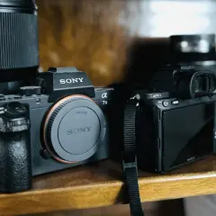 Dwa aparaty Sony: jeden cyfrowy z obiektywem, drugi to lustrzanka z widokiem z tyłu.
