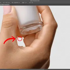 Dłoń z buteleczką kosmetyku w programie Photoshop. Widoczna jest **photoshop linijka** i narzędzia do edycji.