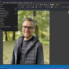 Program do edycji JPG z widocznym menu "Adjustments", gdzie można poprawić jasność, kontrast i kolory zdjęcia portretowego.