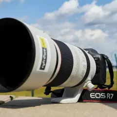 Canon R7 test: aparat z obiektywem tele na tle lotniska. Gotowy do uchwycenia każdego szczegółu.