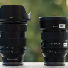 Dwa obiektywy Sony: jeden zmiennoogniskowy FE 2.8/24-70 GM II, drugi stałoogniskowy FE 1.4/35 GM.