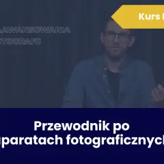Mężczyzna w okularach prowadzi profesjonalny kurs fotografii. Na ekranie tytuł "Przewodnik po aparatach fotograficznych".