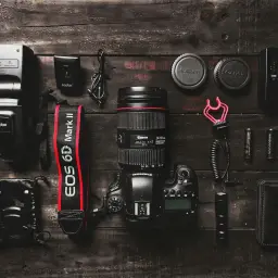 Zestaw fotografa: lustrzanka Canon EOS 6D Mark II, obiektyw, lampa błyskowa, baterie i akcesoria.