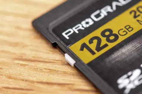 Karta pamięci 128GB, idealna do aparatu, z napisem "PROGRADE".