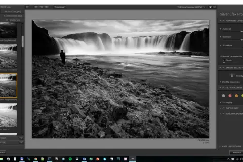 Czarno-biały wodospad z sylwetką fotografa, edytowany w programie z darmowe filtry photoshop.
