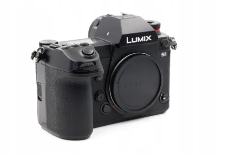 Czarny aparat Panasonic Lumix S1H z obiektywem na białym tle.