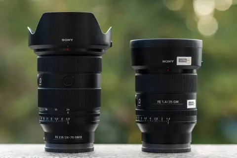 Dwa obiektywy Sony: jeden zmiennoogniskowy FE 2.8/24-70 GM II, drugi stałoogniskowy FE 1.4/35 GM.