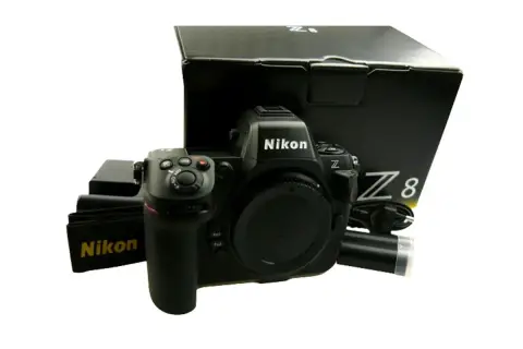 Nikon Z8 w pudełku, gotowy do testów. W zestawie akcesoria i pasek Nikon.