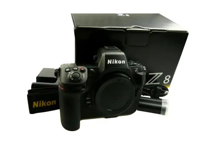 Nikon Z8 w pudełku, gotowy do testów. W zestawie akcesoria i pasek Nikon.