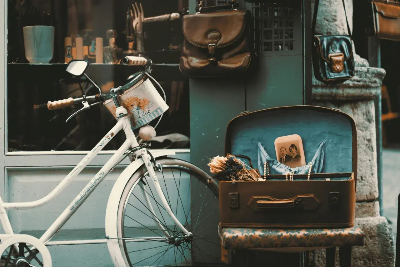 Stare zdjęcia vintage, rower i walizka pełna wspomnień.
