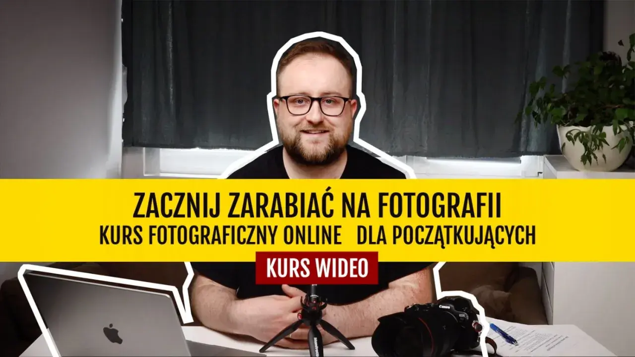 Uśmiechnięty mężczyzna w okularach zaprasza na szkolenie online dla fotografów. Kurs wideo pomoże zacząć zarabiać na fotografii.
