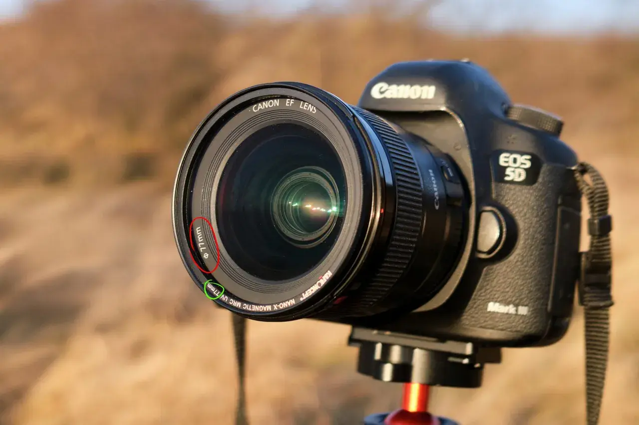 Canon EOS 5D Mark III z obiektywem Canon EF Lens, na którym widać oznaczenie średnicy 77mm oraz filtr UV.