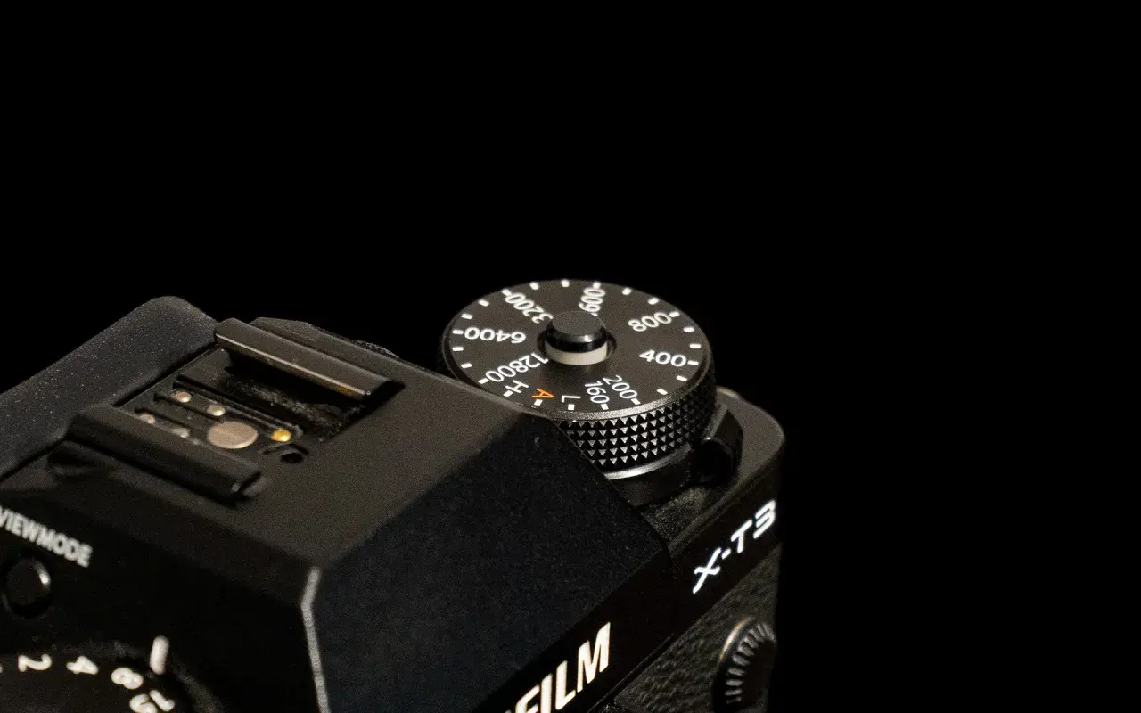 Pokrętło czułości ISO aparatu Fujifilm X-T3 ustawione na 400.