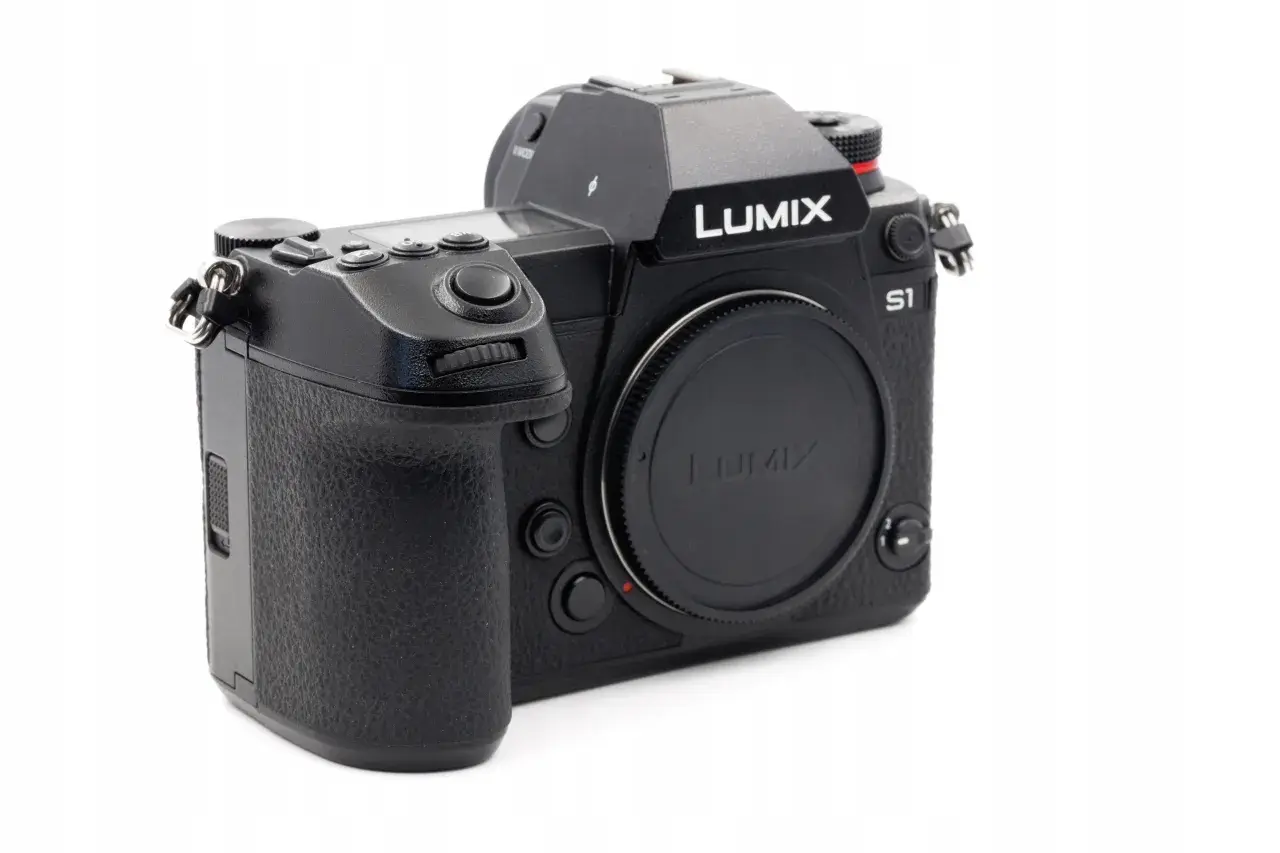 Czarny aparat Panasonic Lumix S1H z obiektywem na białym tle.