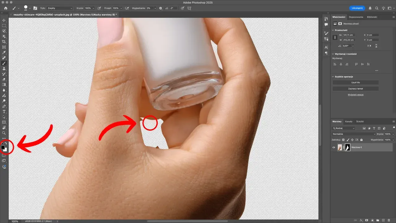 Dłoń z buteleczką kosmetyku w programie Photoshop. Widoczna jest **photoshop linijka** i narzędzia do edycji.