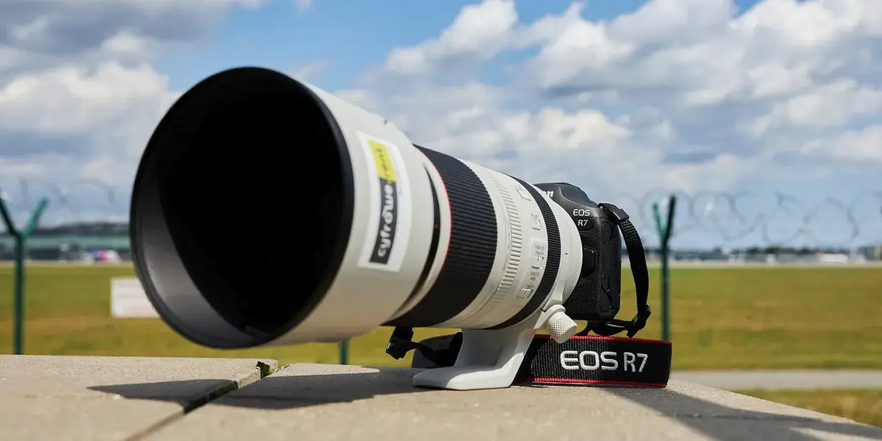 Canon R7 test: aparat z obiektywem tele na tle lotniska. Gotowy do uchwycenia każdego szczegółu.