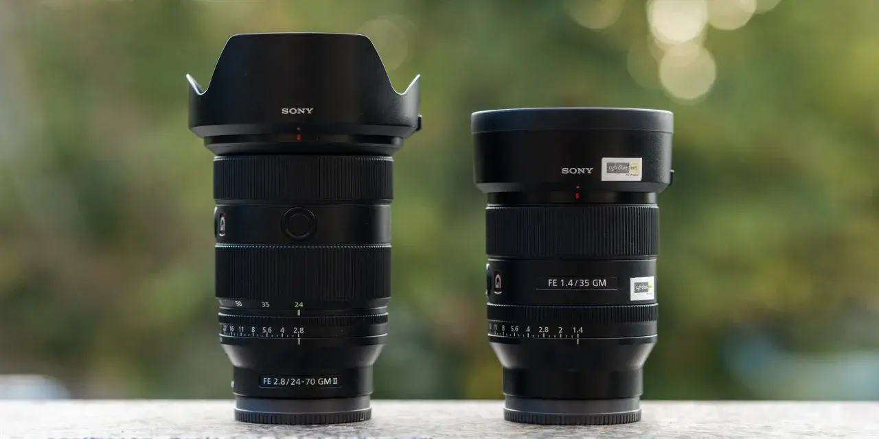 Dwa obiektywy Sony: jeden zmiennoogniskowy FE 2.8/24-70 GM II, drugi stałoogniskowy FE 1.4/35 GM.