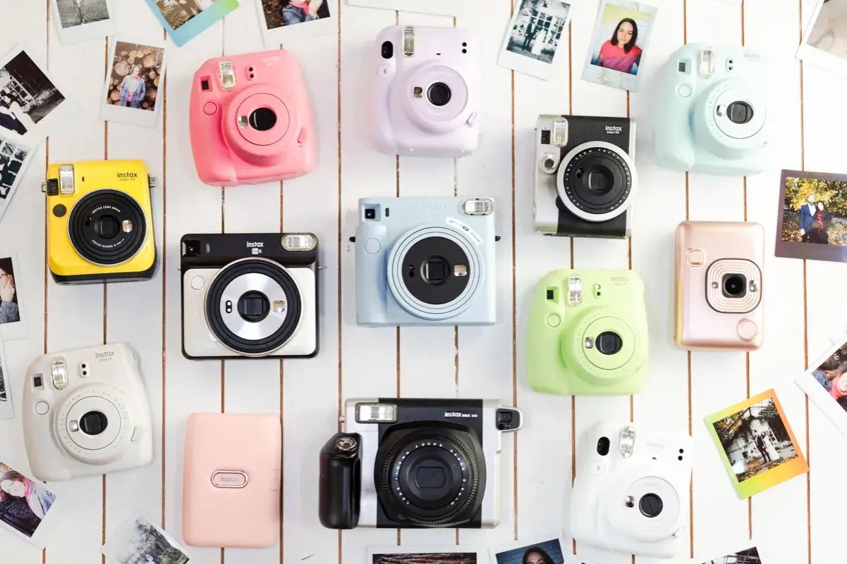 Kolekcja kolorowych aparatów Instax, w tym najnowszy Instax Mini 12, gotowa do uchwycenia wspomnień.