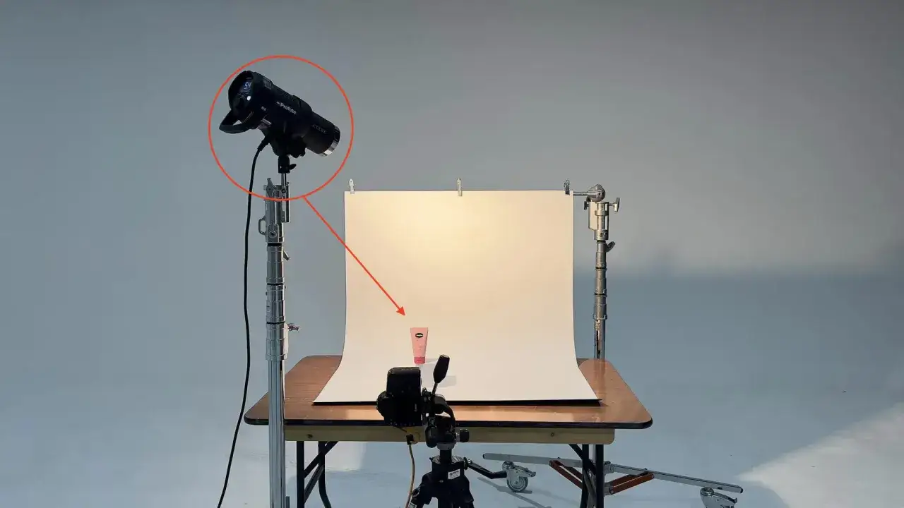Oświetlenie studyjne z lampą Profoto, gotowe do sesji produktowej. Lekki pixel shift może wystąpić przy zmianie kąta padania światła.