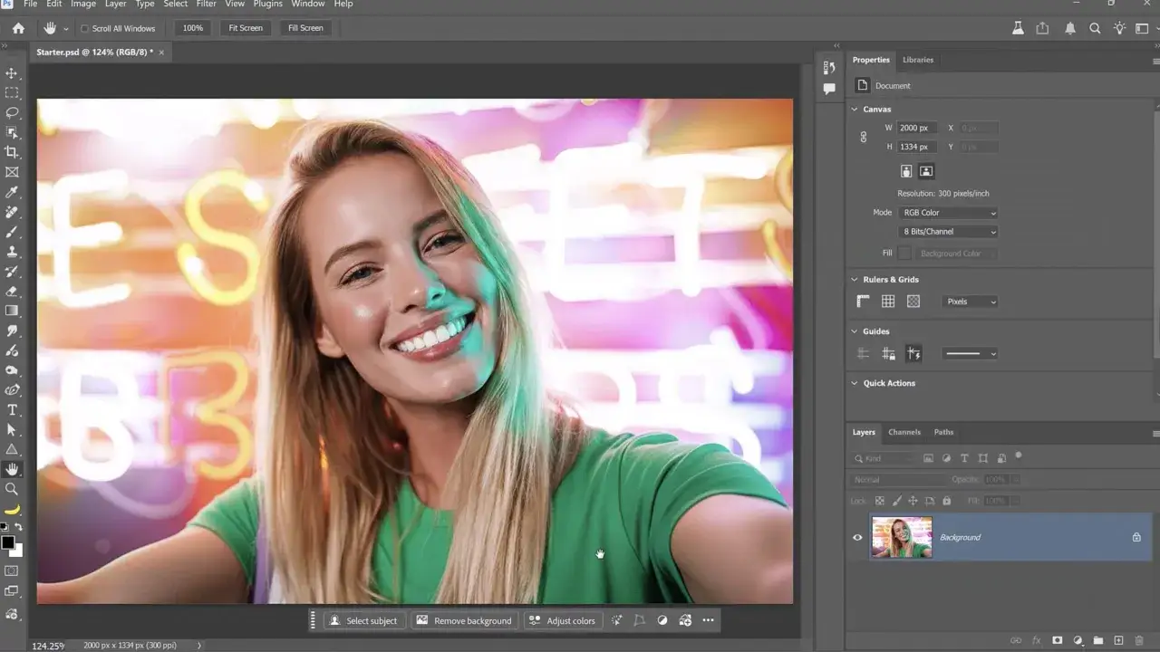 Uśmiechnięta kobieta na tle neonów, z zielonym światłem na twarzy. Pokazano panel z opcjami, jak odwrócić kolory w Photoshopie.